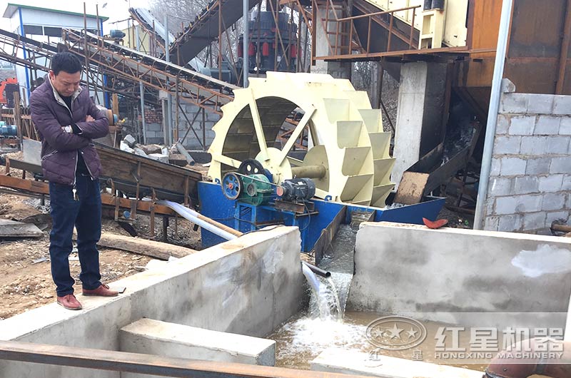 洗沙機(jī)作業(yè)現(xiàn)場(chǎng)，配置沉淀池