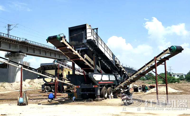 自制移動破碎機現場作業(yè) 自制移動破碎機現場作業(yè)