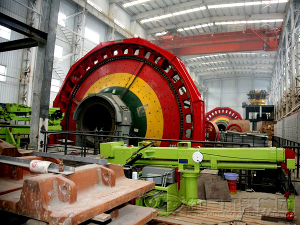 自磨機(jī)現(xiàn)場工作圖