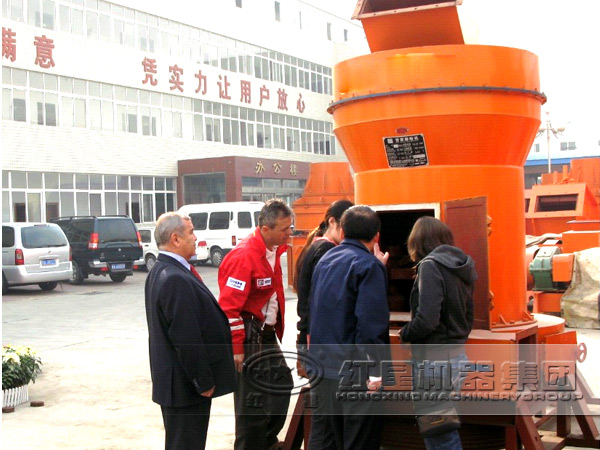 客戶(hù)來(lái)廠(chǎng)參觀(guān)白灰雷蒙磨