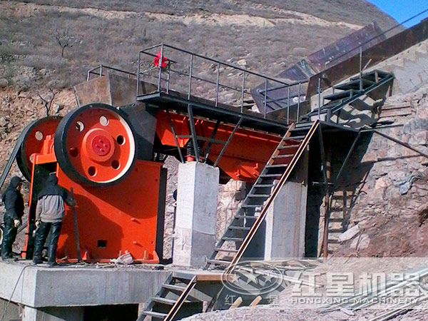 鄂式破石機(jī)現(xiàn)場工作圖 鄂式破石機(jī)現(xiàn)場工作圖