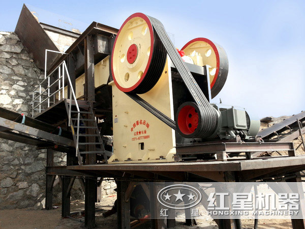 顎式破碎機(jī)現(xiàn)場圖 顎式破碎機(jī)現(xiàn)場圖