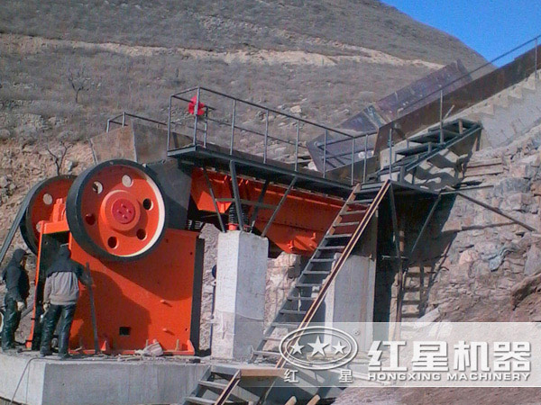 46鄂式破碎機(jī)現(xiàn)場工作圖 46鄂式破碎機(jī)現(xiàn)場工作圖