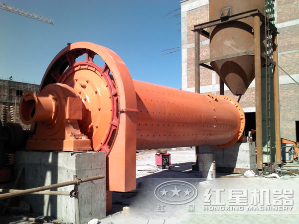 大型球磨機(jī)現(xiàn)場(chǎng)圖 大型球磨機(jī)現(xiàn)場(chǎng)圖