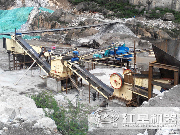 鄂式破碎機(jī)現(xiàn)場(chǎng)工作圖 鄂式破碎機(jī)現(xiàn)場(chǎng)工作圖