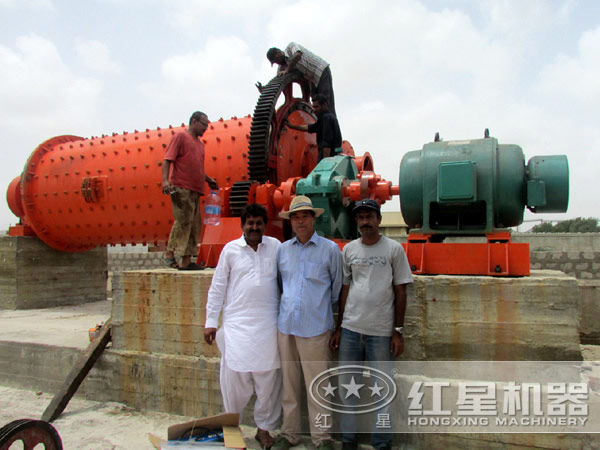 球磨機(jī)檢查維護(hù)現(xiàn)場(chǎng)圖 球磨機(jī)檢查維護(hù)現(xiàn)場(chǎng)圖