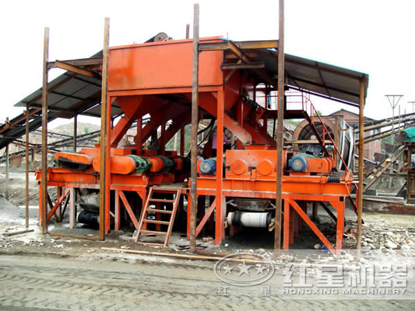 對(duì)輥式破碎機(jī)現(xiàn)場(chǎng)工作圖 對(duì)輥式破碎機(jī)現(xiàn)場(chǎng)工作圖