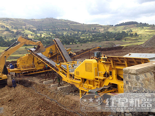 移動(dòng)破碎機(jī)現(xiàn)場(chǎng)工作圖 移動(dòng)破碎機(jī)現(xiàn)場(chǎng)工作圖