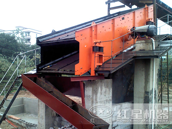 YK振動(dòng)篩現(xiàn)場(chǎng)工作圖 YK振動(dòng)篩現(xiàn)場(chǎng)工作圖