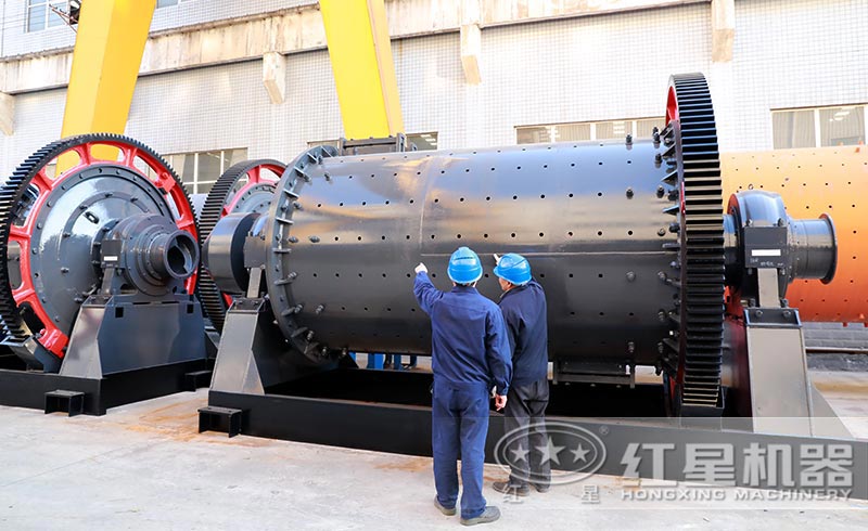 球磨機(jī)專業(yè)技術(shù)人員對球磨機(jī)進(jìn)行檢驗(yàn) 球磨機(jī)專業(yè)技術(shù)人員對球磨機(jī)進(jìn)行檢驗(yàn)