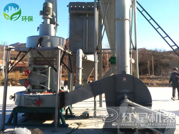 搭配脈沖除塵器的石灰石生產(chǎn)現(xiàn)場 搭配脈沖除塵器的石灰石生產(chǎn)現(xiàn)場