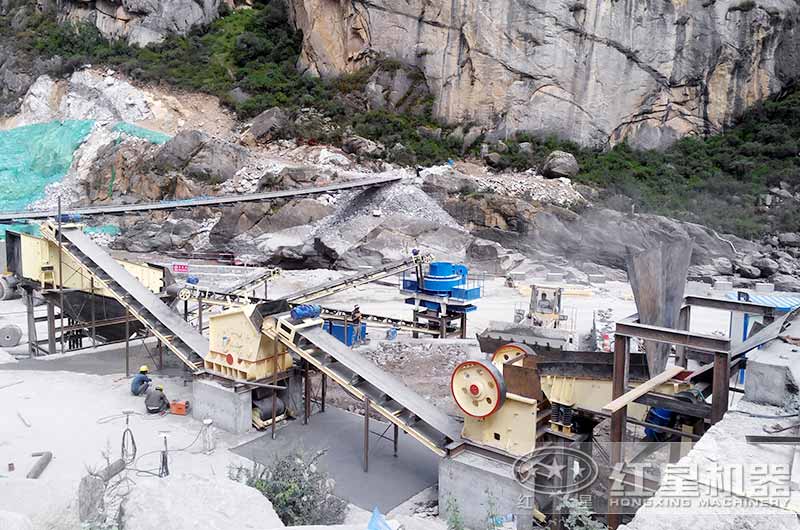 大石塊加工成石子和砂石客戶現(xiàn)場(chǎng) 大石塊加工成石子和砂石客戶現(xiàn)場(chǎng)