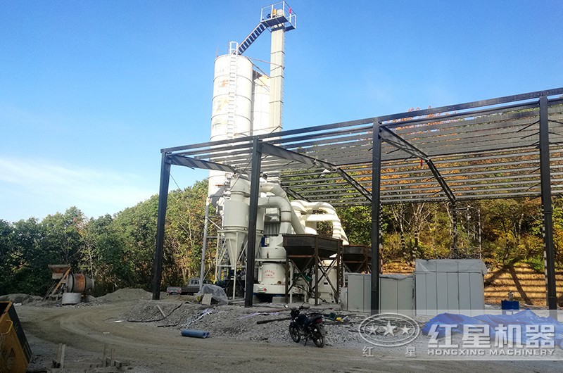 石粉磨粉機(jī)作業(yè)現(xiàn)場(chǎng) 石粉磨粉機(jī)作業(yè)現(xiàn)場(chǎng)