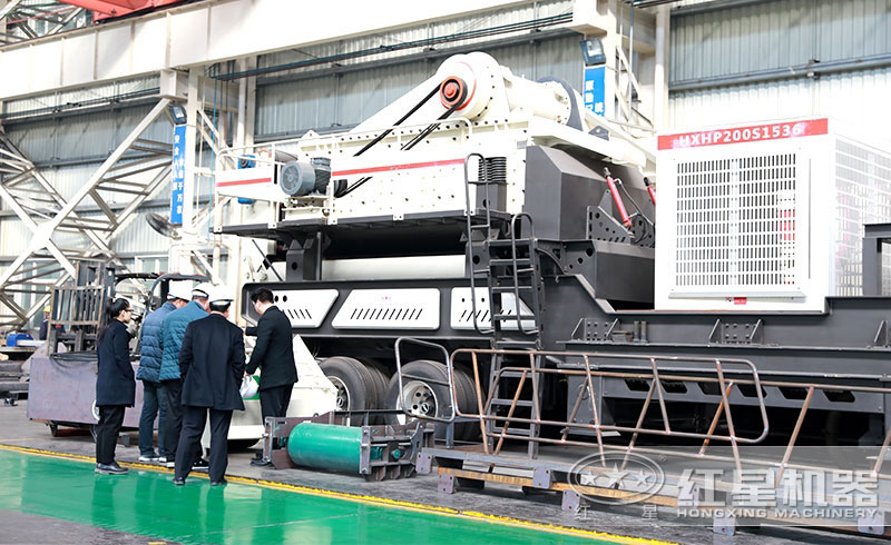 用戶參觀紅星2000噸移動打石機設備 用戶參觀紅星2000噸移動打石機設備