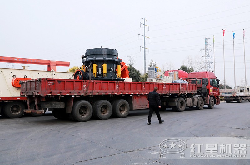 紅星圓錐石頭碎石機(jī)整裝待發(fā) 紅星圓錐石頭碎石機(jī)整裝待發(fā)