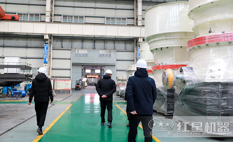 客戶參觀紅星粉碎機(jī)生產(chǎn)車間 客戶參觀紅星粉碎機(jī)生產(chǎn)車間