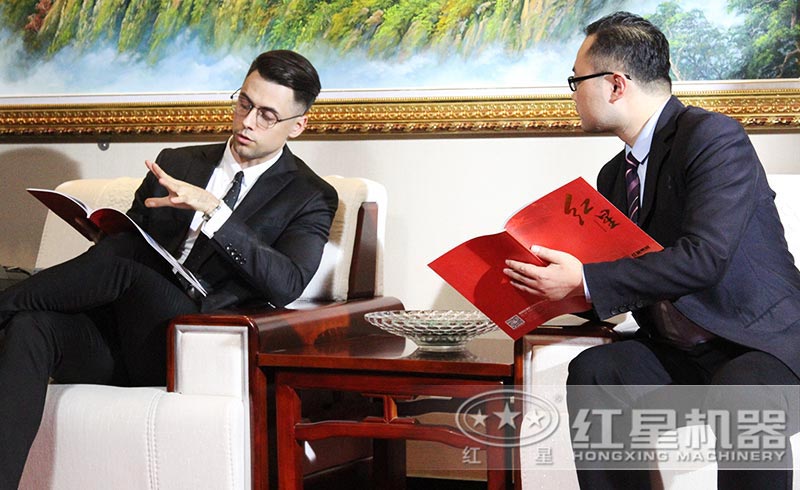 紅星機器專業(yè)工程師為客戶定制方案 紅星機器專業(yè)工程師為客戶定制方案