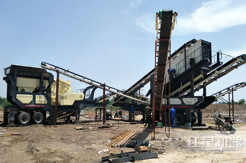 移動(dòng)一體磕石機(jī)作業(yè)現(xiàn)場(chǎng) 移動(dòng)一體磕石機(jī)作業(yè)現(xiàn)場(chǎng)