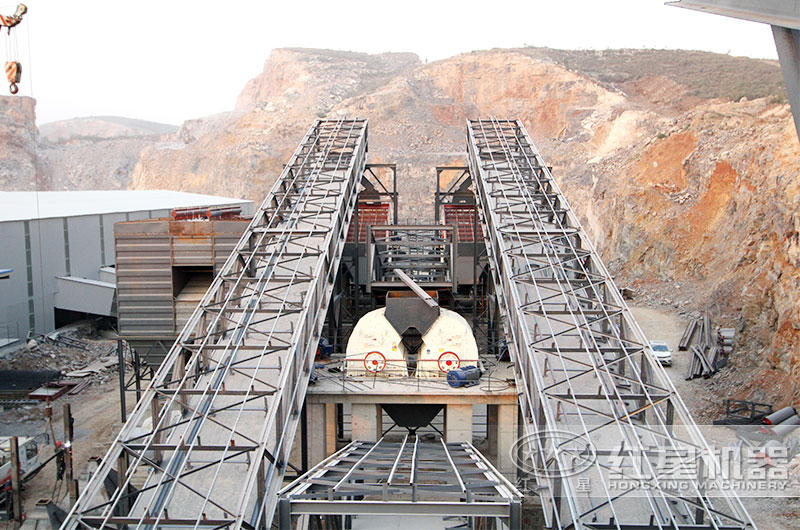 石頭破碎機(jī)作業(yè)現(xiàn)場(chǎng) 石頭破碎機(jī)作業(yè)現(xiàn)場(chǎng)