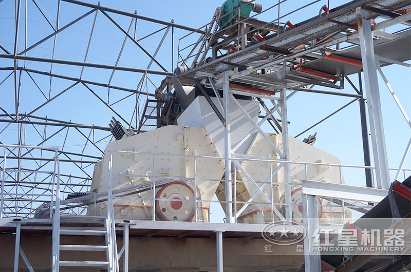 黏土破碎機(jī)作業(yè)現(xiàn)場(chǎng) 黏土破碎機(jī)作業(yè)現(xiàn)場(chǎng)