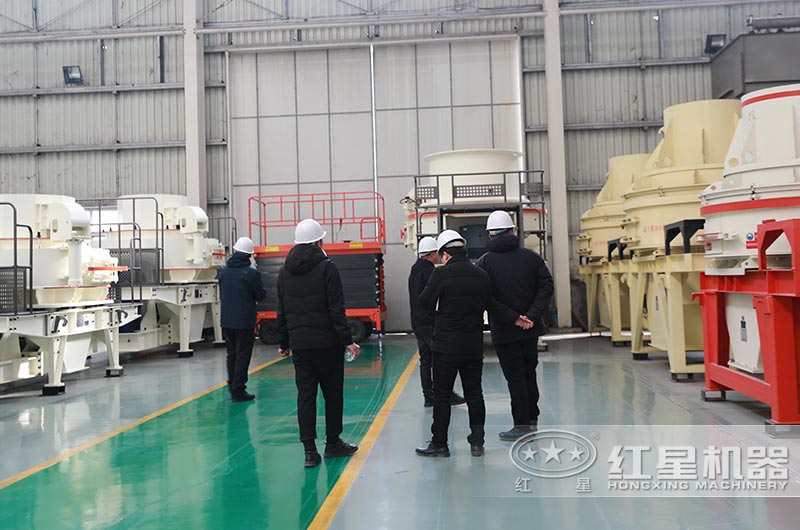 客戶參觀紅星機(jī)器小型制砂機(jī)車間 客戶參觀紅星機(jī)器小型制砂機(jī)車間