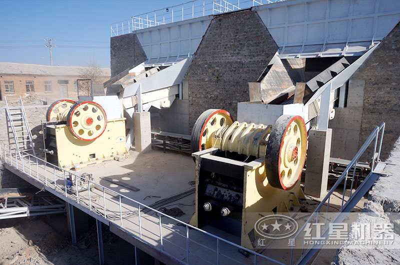 紅星機(jī)器礦石粉碎機(jī)作業(yè)現(xiàn)場 紅星機(jī)器礦石粉碎機(jī)作業(yè)現(xiàn)場