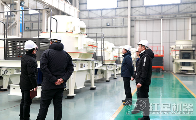 用戶參觀紅星機(jī)器人工制砂機(jī)車間