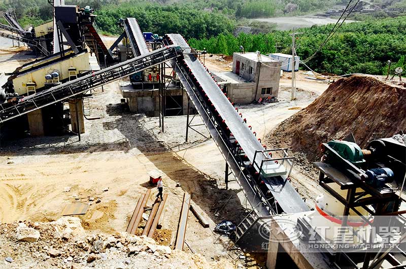 時(shí)產(chǎn)200噸花崗巖破碎生產(chǎn)線現(xiàn)場(chǎng)