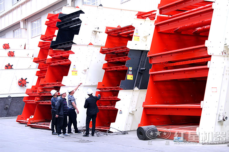 用戶參觀紅星機(jī)器土石分離機(jī)車(chē)間 用戶參觀紅星機(jī)器土石分離機(jī)車(chē)間