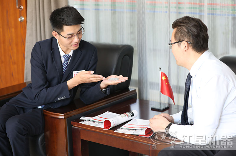 紅星機器工程師為用戶設(shè)計生產(chǎn)方案 紅星機器工程師為用戶設(shè)計生產(chǎn)方案