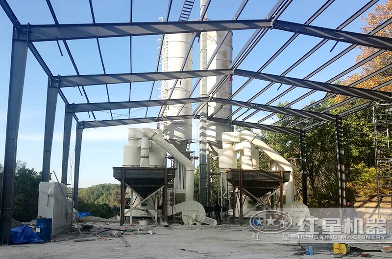 雷蒙粉磨機(jī)作業(yè)現(xiàn)場 雷蒙粉磨機(jī)作業(yè)現(xiàn)場