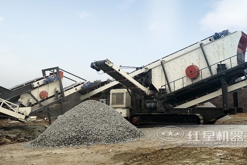 可移動(dòng)的砂石振動(dòng)篩選機(jī)作業(yè)現(xiàn)場(chǎng) 可移動(dòng)的砂石振動(dòng)篩選機(jī)作業(yè)現(xiàn)場(chǎng)