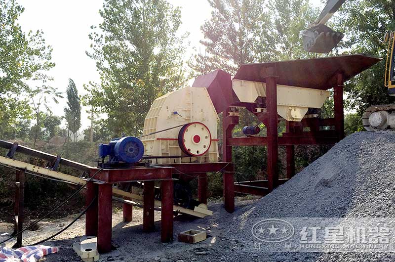 小型碎石機(jī)作業(yè)現(xiàn)場(chǎng) 小型碎石機(jī)作業(yè)現(xiàn)場(chǎng)