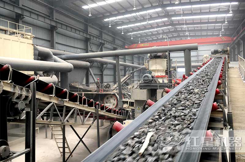 帶著石料運(yùn)輸?shù)钠н\(yùn)輸機(jī) 帶著石料運(yùn)輸?shù)钠н\(yùn)輸機(jī)