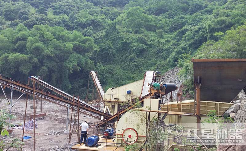 錘式破碎機(jī)生產(chǎn)現(xiàn)場 錘式破碎機(jī)生產(chǎn)現(xiàn)場