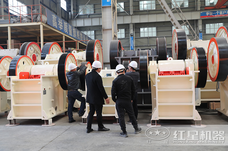 用戶參觀紅星顎式破碎機(jī)車間 用戶參觀紅星顎式破碎機(jī)車間