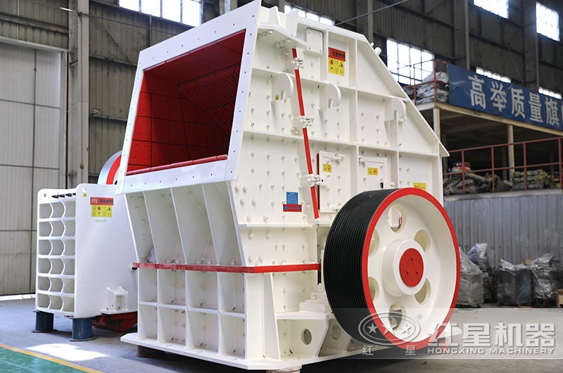 時產(chǎn)300噸碎石機(jī)：反擊式破碎機(jī)，軟料中細(xì)碎