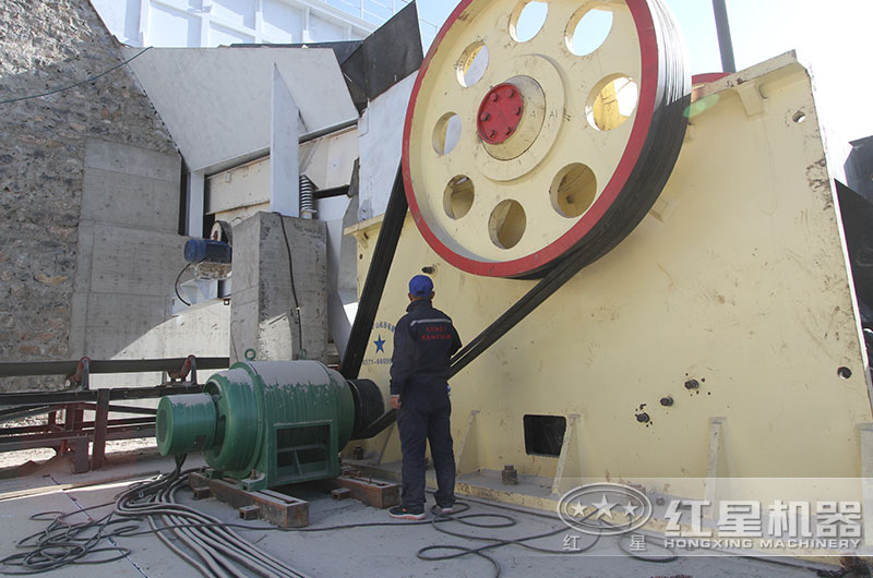 顎式破碎機(jī)生產(chǎn)現(xiàn)場(chǎng) 顎式破碎機(jī)生產(chǎn)現(xiàn)場(chǎng)