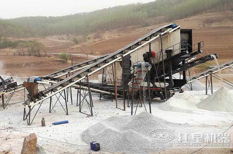 移動石頭破碎機生產(chǎn)現(xiàn)場