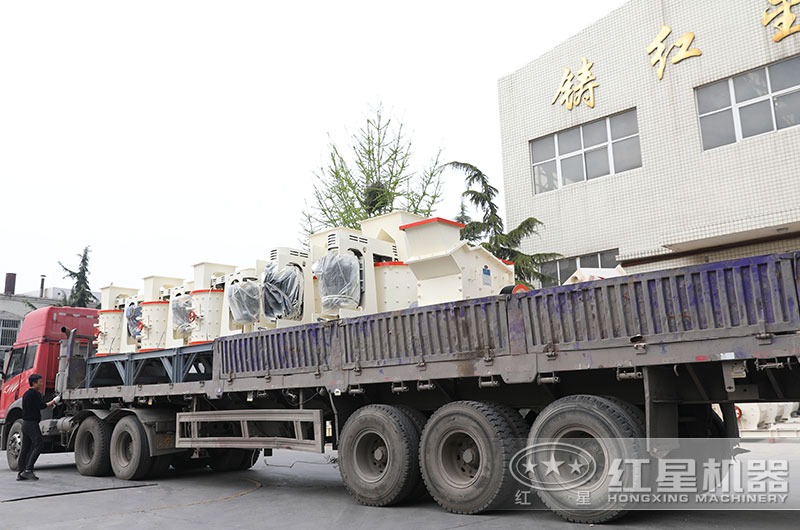 多臺(tái)立軸制砂機(jī)設(shè)備裝車發(fā)貨 多臺(tái)立軸制砂機(jī)設(shè)備裝車發(fā)貨